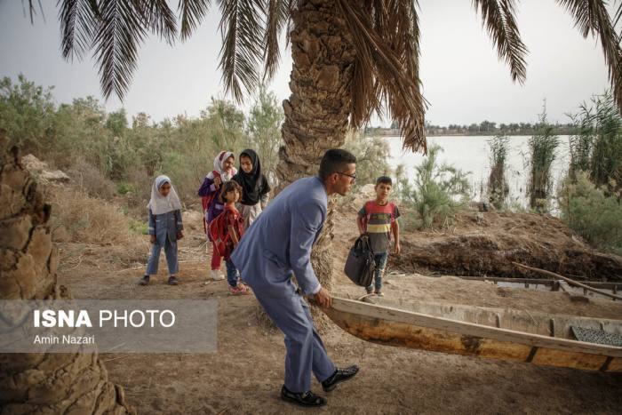 معلم خوزستانی که با قایق به مدرسه میرود