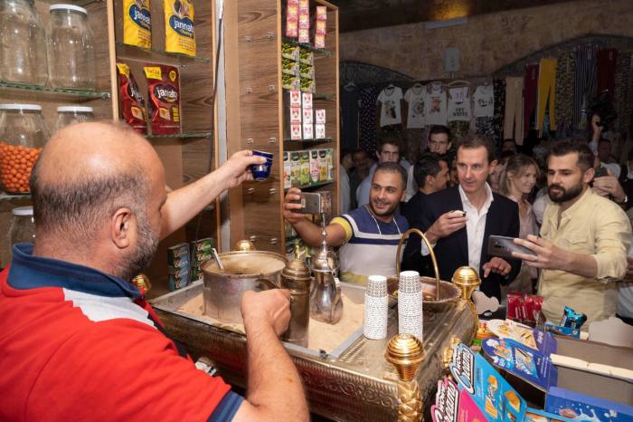 بشار اسد و همسرش اسما در بازار تاریخی شهر حلب