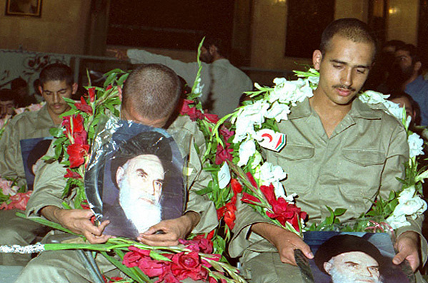 عکس‌های تلخ و شیرین از بازگشت آزادگان که ندیده اید