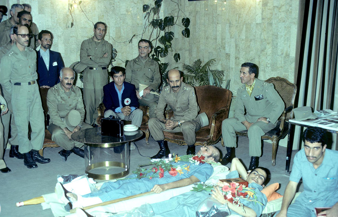 عکس‌های تلخ و شیرین از بازگشت آزادگان که ندیده اید