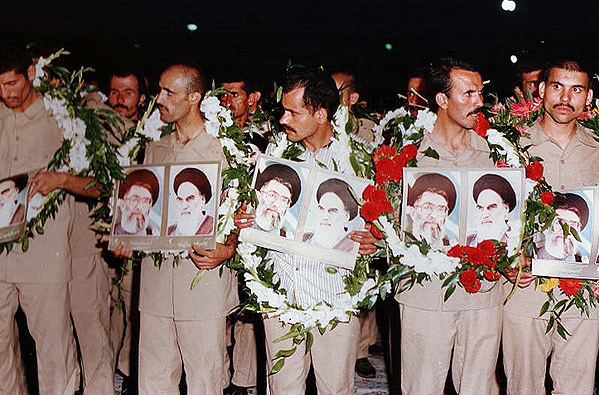 عکس‌های تلخ و شیرین از بازگشت آزادگان که ندیده اید