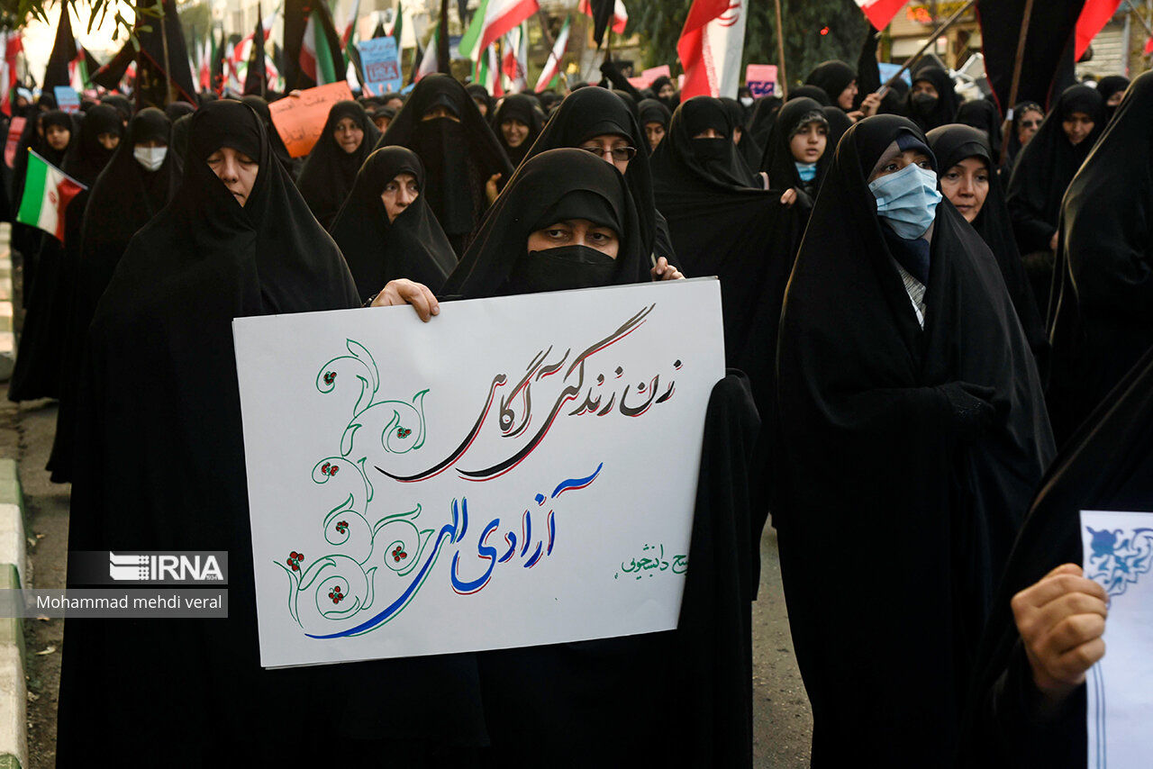 تجمع خاصِ زنان در قم با پلاکارد «زن، زندگی...»