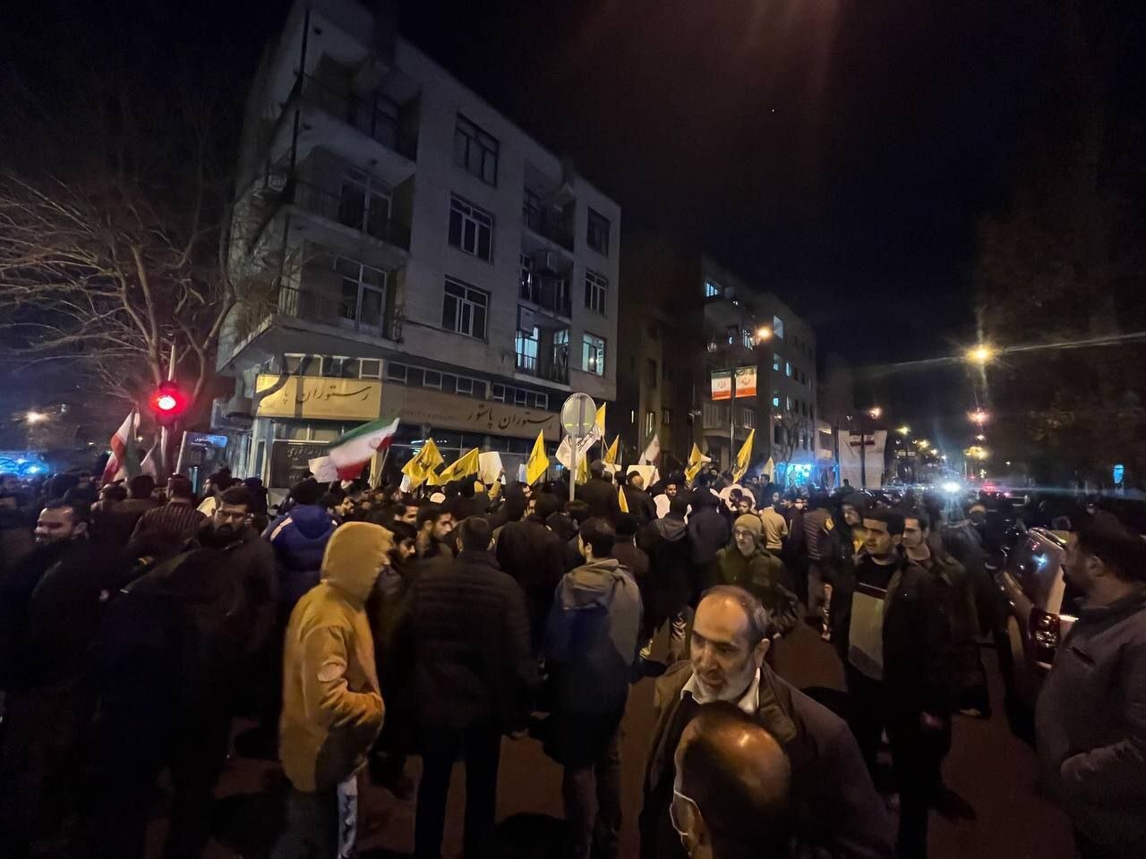 تجمع مقابل شورای عالی امنیت ملی بعد از ترور سردار بلندپایه سپاه پاسداران+عکس