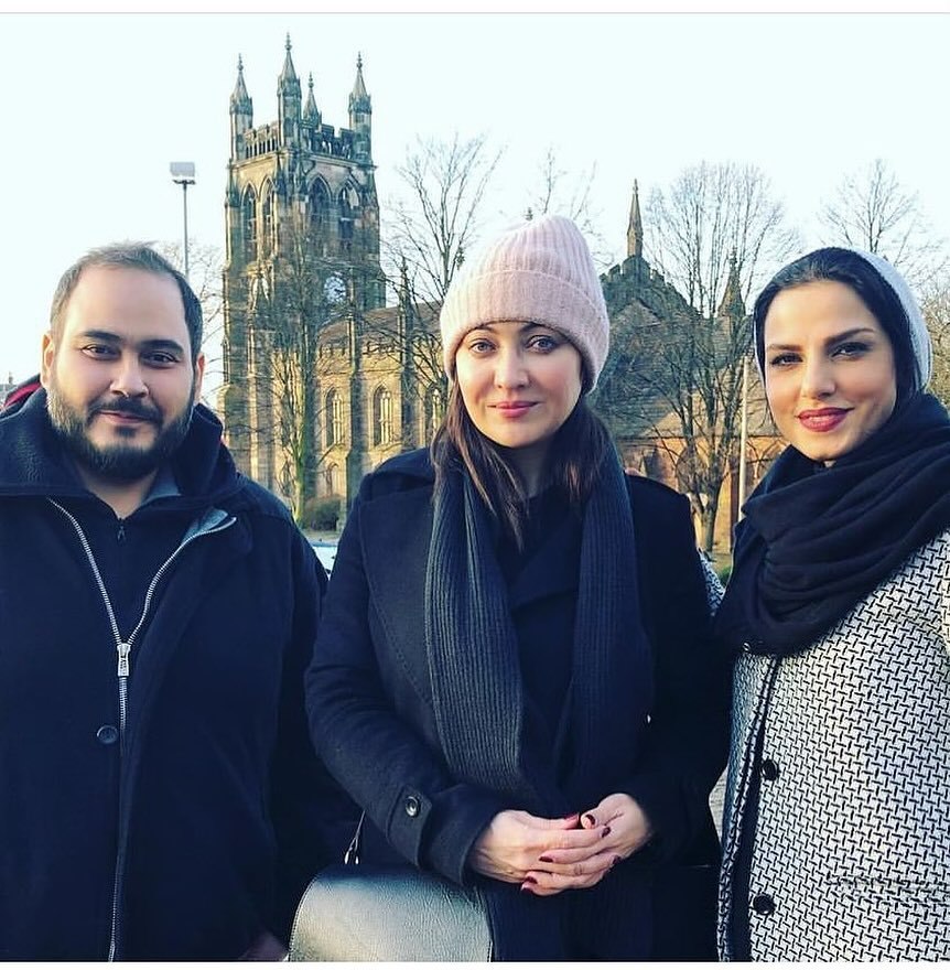 قاب سه نفره رضا داوودنژاد در کنار دخترعمویش مونا و نیکی کریمی در لندن