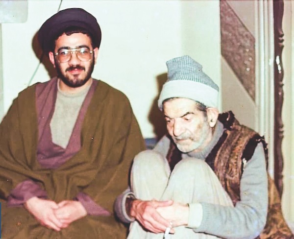 قاب تاریخ عکس کمتر دیده شده از آیت‌الله شهید آل هاشم امام جمعه تبریز در منزل استاد شهریار در سال ۱۳۶۳
