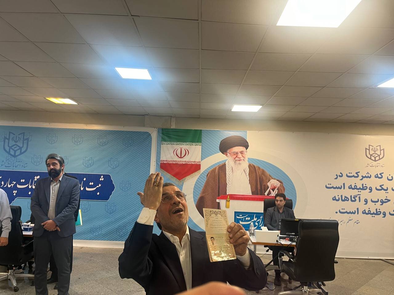 تصاویری عجیب از ژست های محمود احمدی نژاد در زمان نشان دادن شناسنامه به خبرنگاران