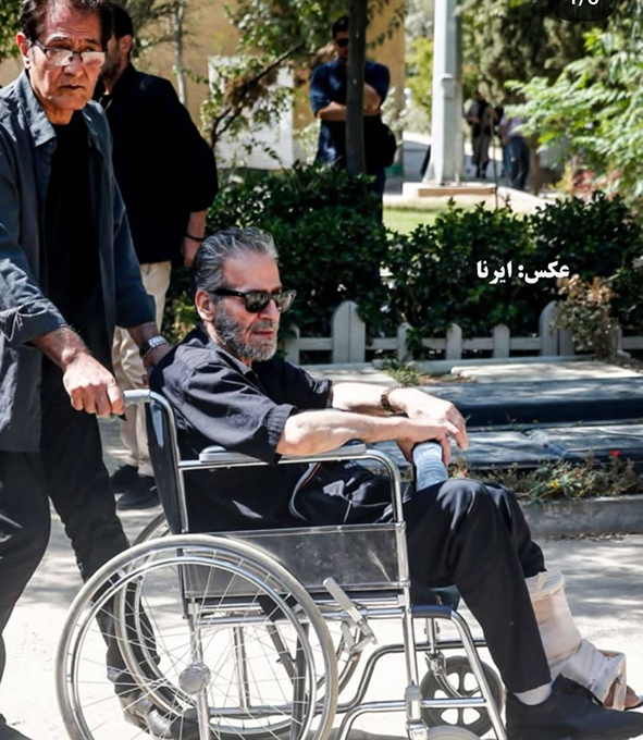 حضور ابوالفضل پورعرب با ویلچر و پای آتل بندی شده در مراسم خاکسپاری صدرالدین حجازی