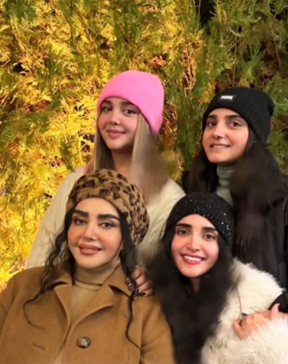 الهه حصاری در کنار مادر و خواهرهایش