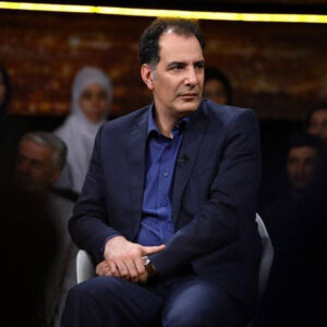 تیپ بهنام تشکر با کت مشکی و لباس سفید