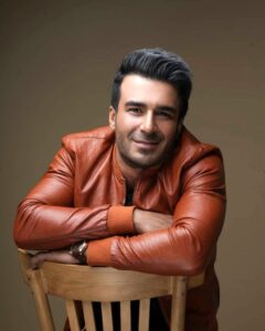 عکس اتلیه یوسف تیموری با کت چرم قهوه ای