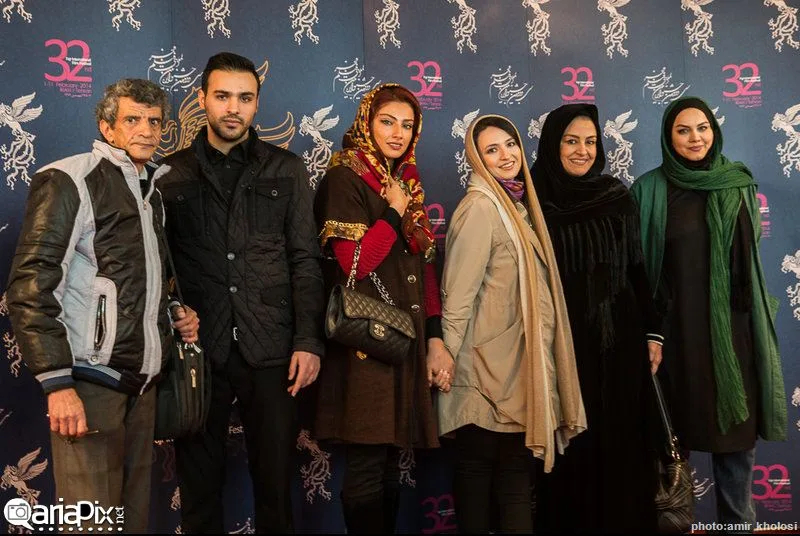 محیا دهقانی در کنار بازیگران شیار 143
