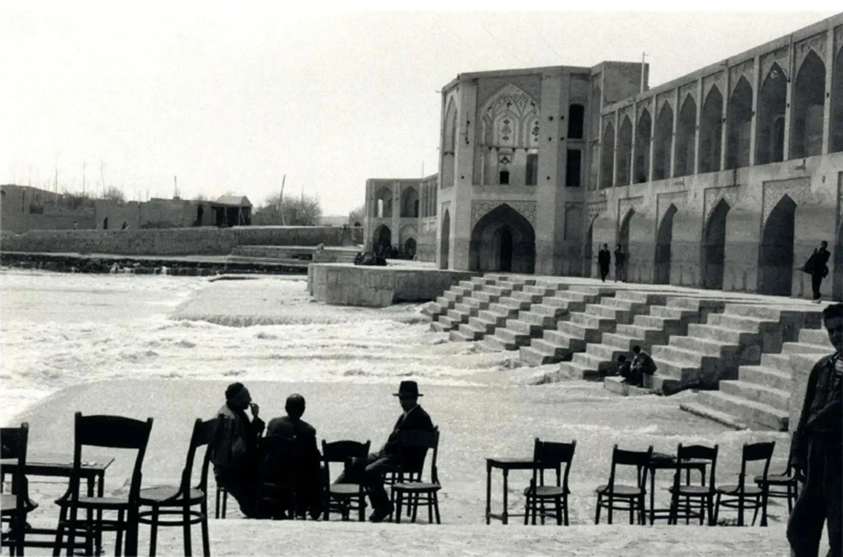 سفر به ایران قدیم؛ چایخانه لب خواجو، وقتی زاینده‌رود زنده بود!