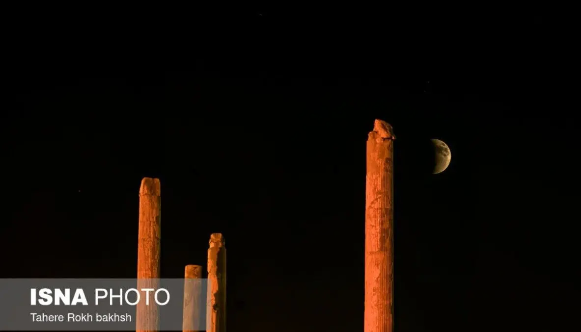 عکس ماه گرفتگی ۱۶ شهریور ۱۴۰۴ / از برج آزادی تا تخت جمشید آسمان قرمز شد