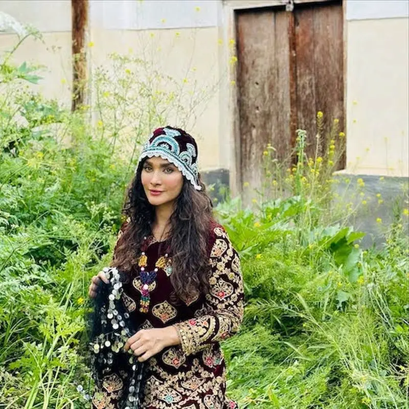 پیراهن رنگارنگ ساناز سعیدی