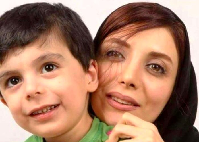 رویا میرعلمی در کنار پسرش