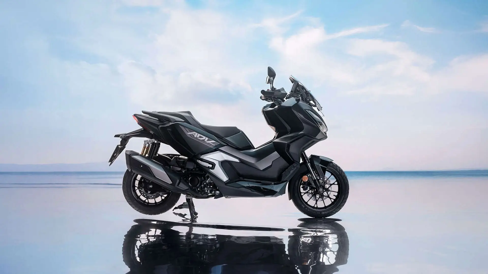 نمای جانبی اسکوتر هوندا ADV350