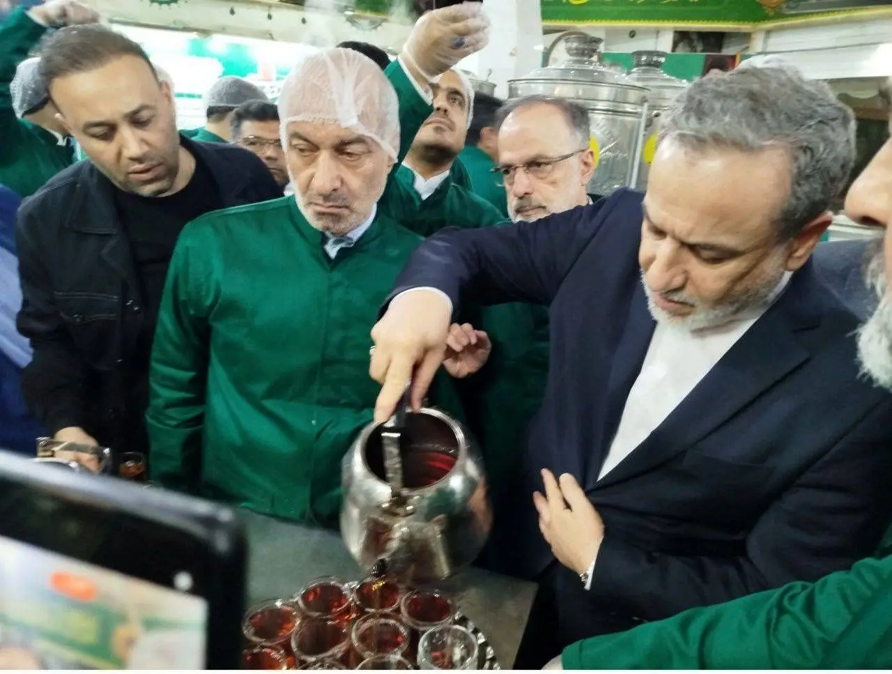 حرکت خاص عراقچی در حرم امام رضا (ع)! + عکس