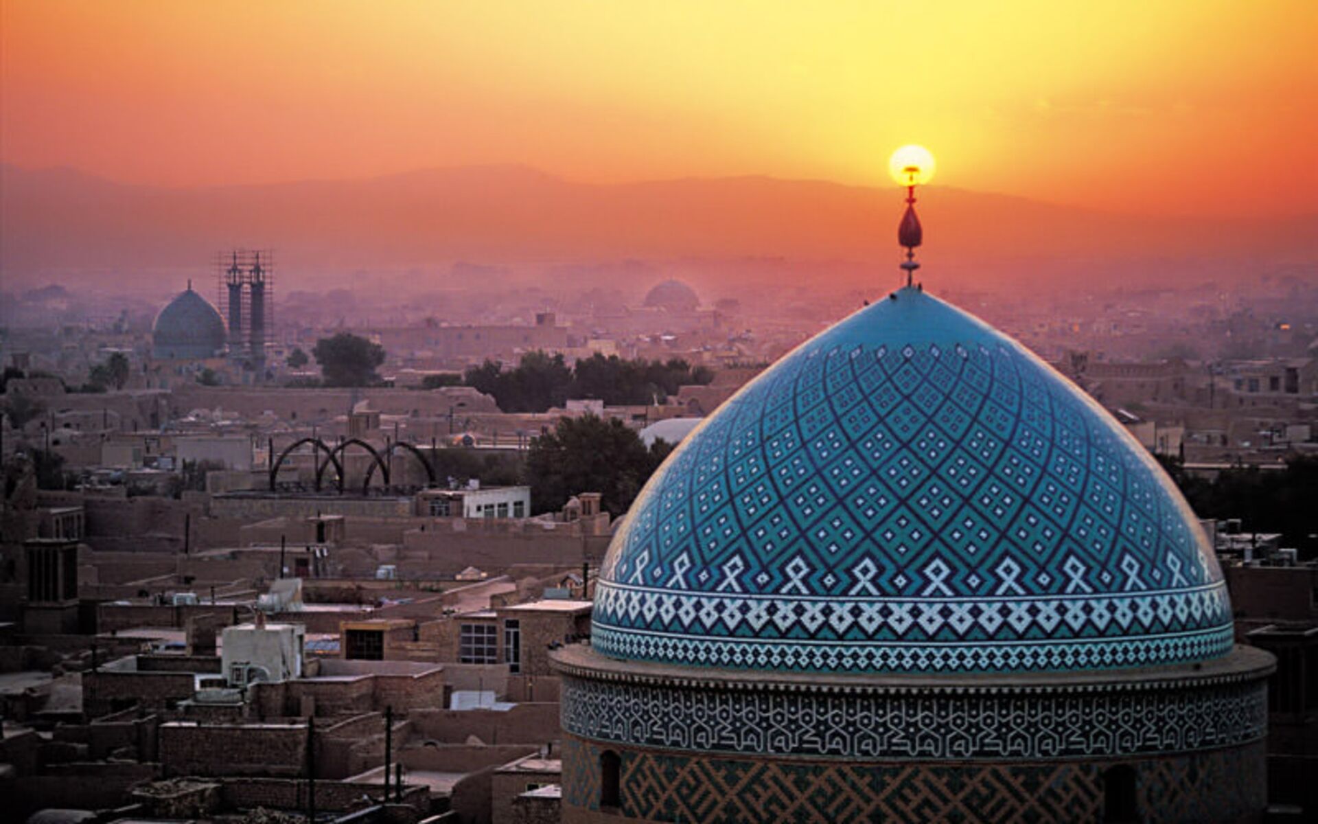 گنبد مسجد جامع یزد هنگام غروب آفتاب
