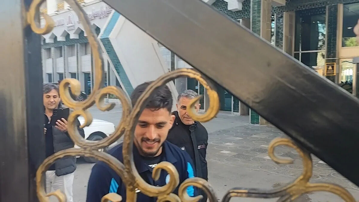 سلفی گرفتن مدافع استقلال با هواداران مقابل هتل