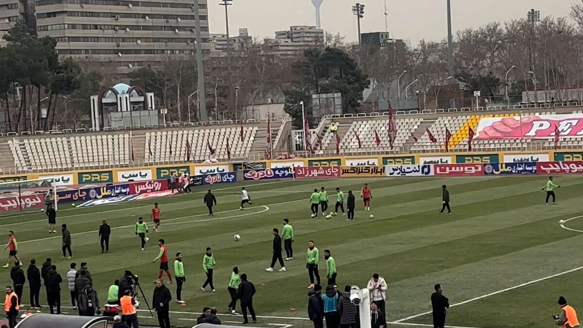 گرم کردن بازیکنان پرسپولیس پیش از شروع دیدار با سپاهان