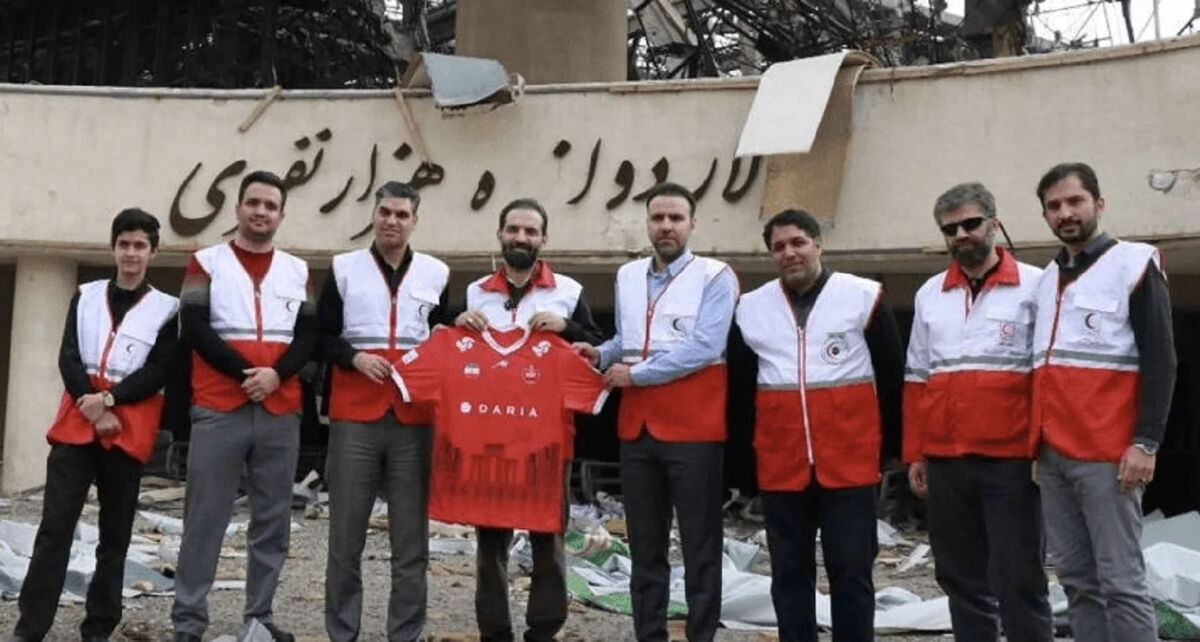 مدیران پرسپولیس با لباس هلال احمر در ورزشگاه بمباران شده آزادی