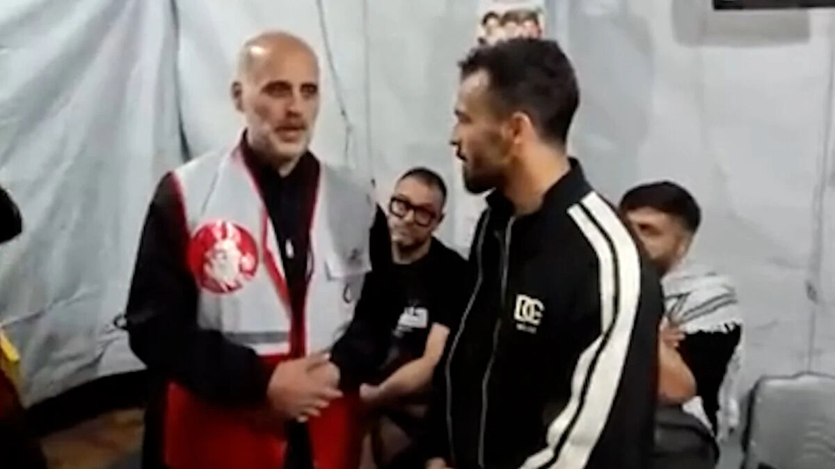حضور سالار آقاپور در جمع هلال‌احمری‌ها؛ ستاره فوتسال به پویش «ایران ما» پیوست