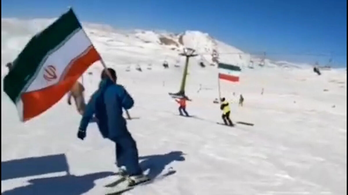 اهتزاز پرچم سه‌رنگ ایران در پیست اسکی توچال