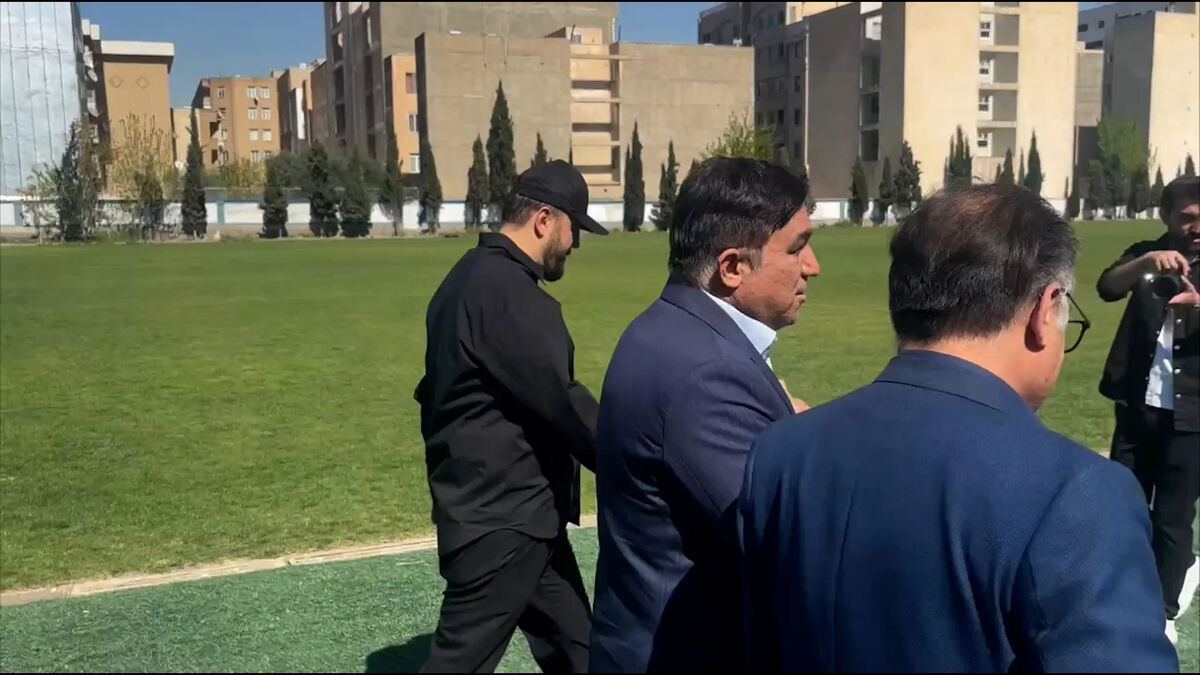ورود علی تاجرنیا به کمپ ناصر حجازی و خوش و بش با هواداران