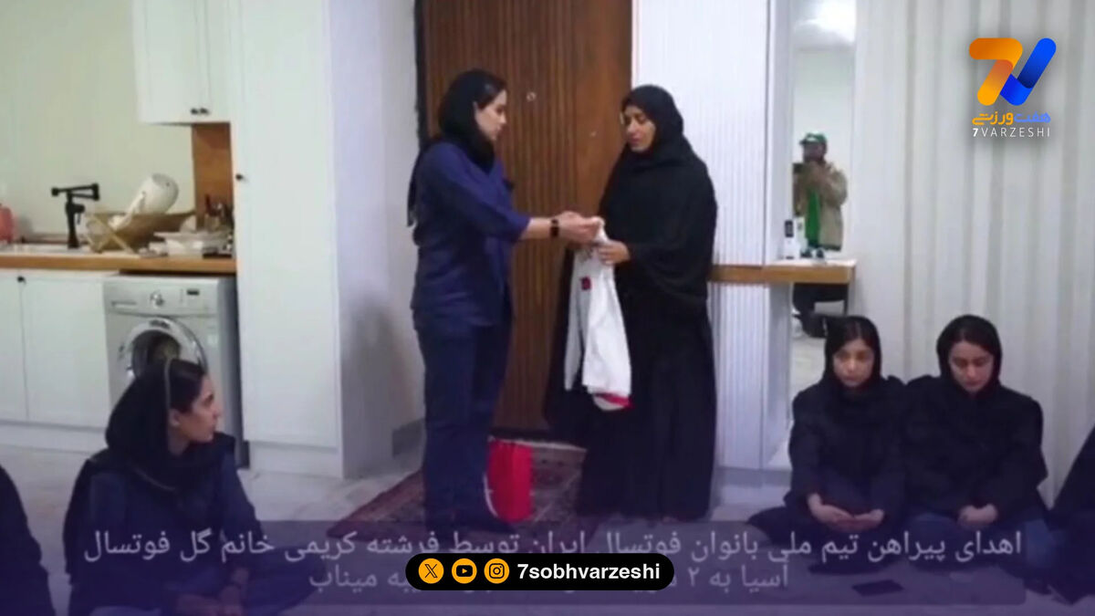 فرشته کریمی پیراهن خود را به مادر دو شهید دانش‌آموز میناب تقدیم کرد