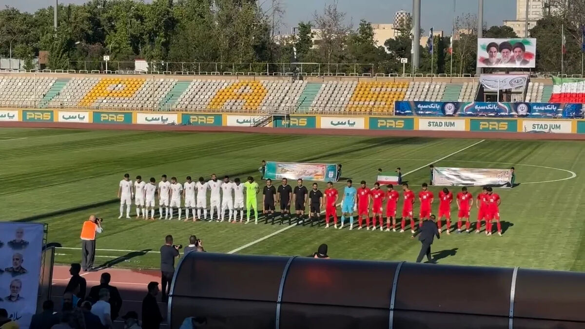 لحظاتی از گرم کردن بازیکنان و پخش سرود ملی پیش از آغاز دیدار دوستانه تیم ملی