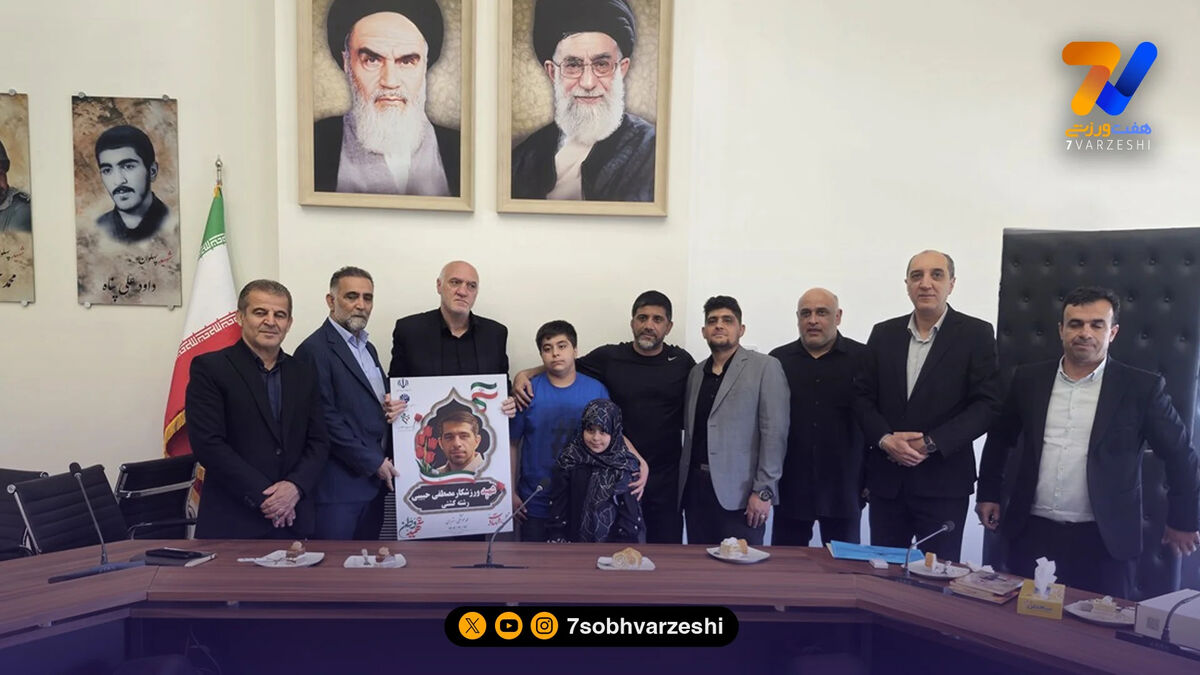 تجلیل از خانواده شهید کشتی‌گیر در فدراسیون کشتی