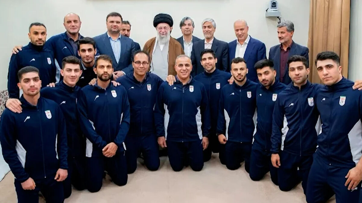 ماجرای عکس دسته جمعی تیم ملی فوتسال با رهبر شهید!