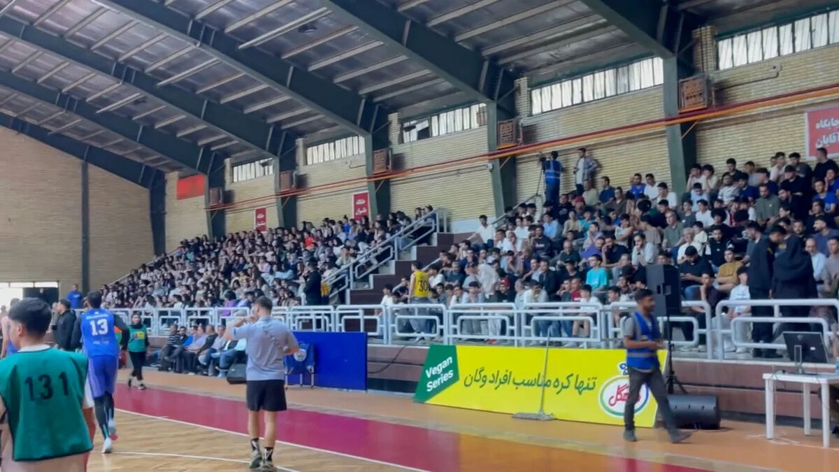حضور پرشور هواداران دو تیم استقلال و پالایش نفت آبادان