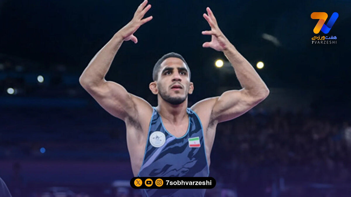 رحمان عموزاد بر بام کشتی آزاد جهان