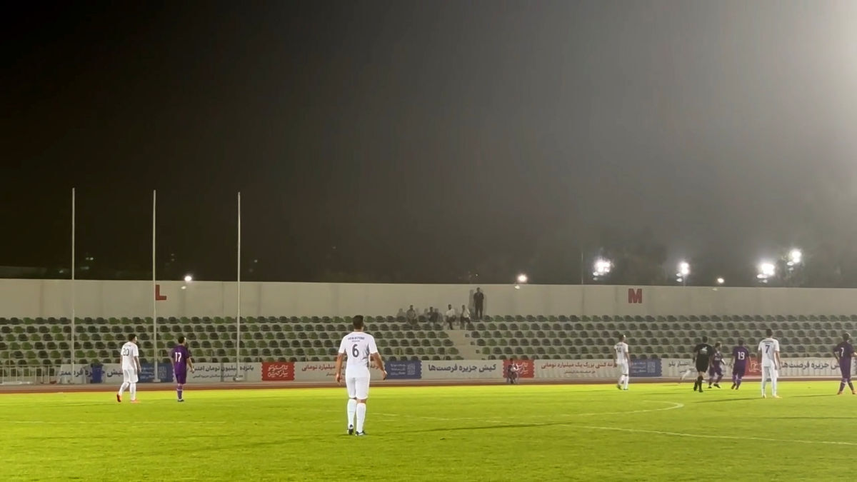مراسم آتش بازی ناگهانی هنگام فینال منجر به نگرانی اعضای دو تیم شد!