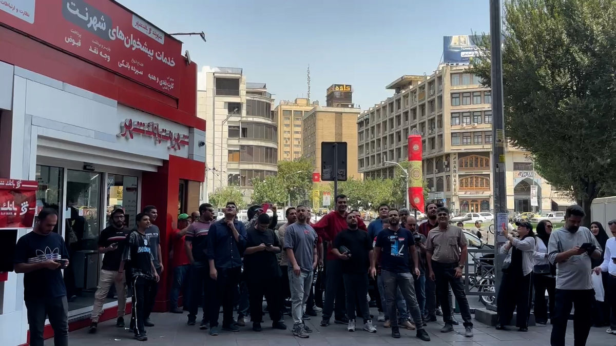 شعار هواداران پرسپولیس علیه رضا درویش در میدان فردوسی