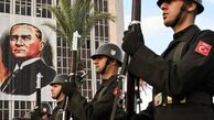 جنگ با لباس نظامی بر‌سر آتاتورک
