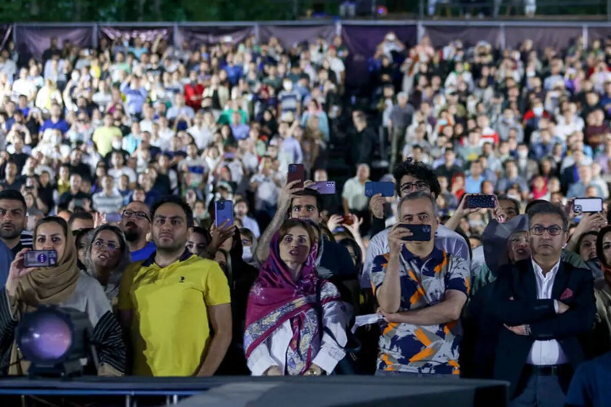 در آرزوی فست‌فود، لباس و کنسرت