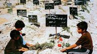 عکس| ﺑﭽﻪ 3ﺳﺎﻟﻪ گمنام ﭘﯿﺮاﻫﻦ ﻗﺮﻣﺰ‌، دعا همراه سنجاق به سینه