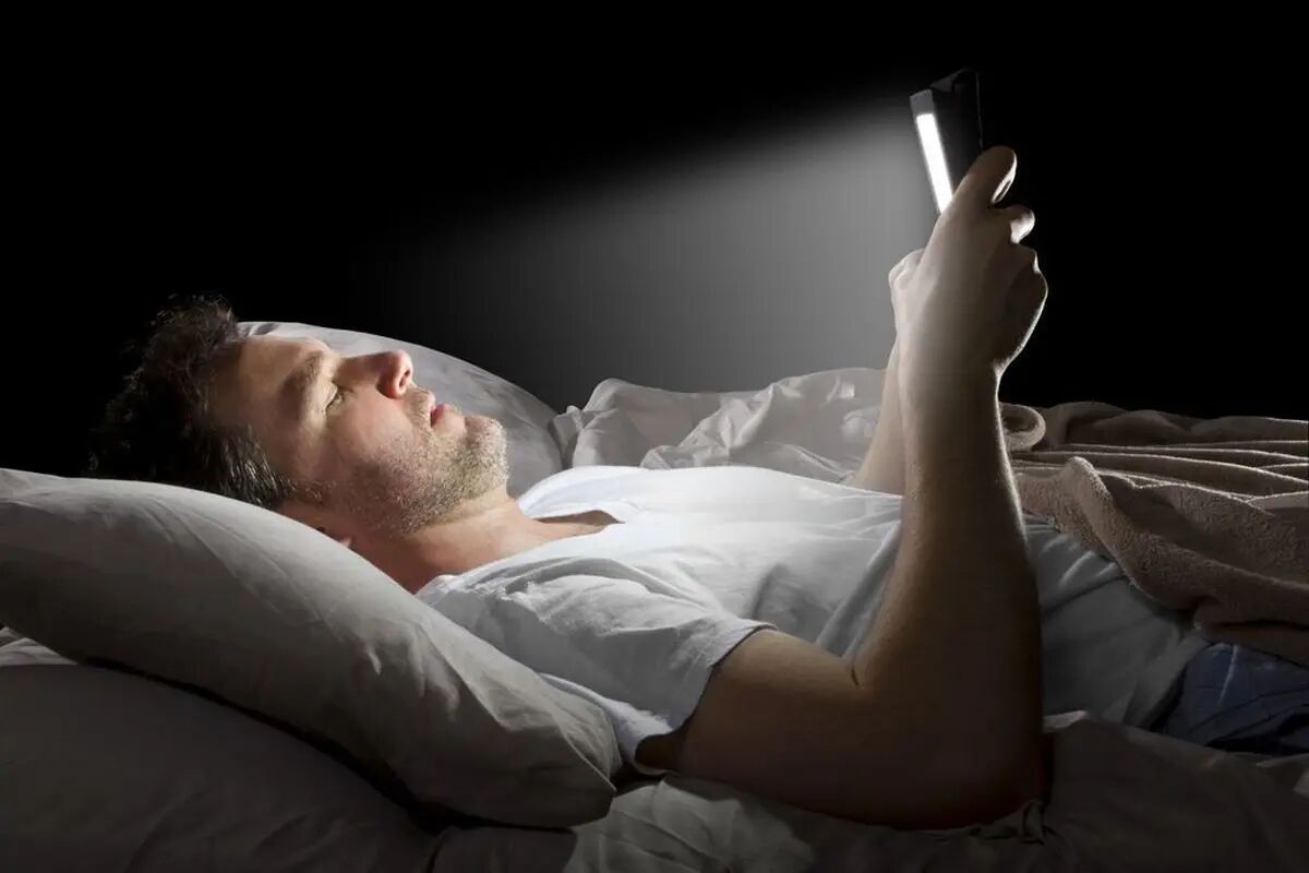 هشدار استفاده از موبایل هنگام خوابیدن