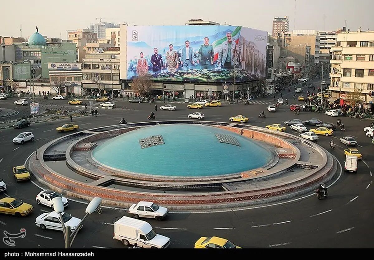 دیوارنگاره هشدارآمیز میدان انقلاب؛ داریم پیر می‌شویم