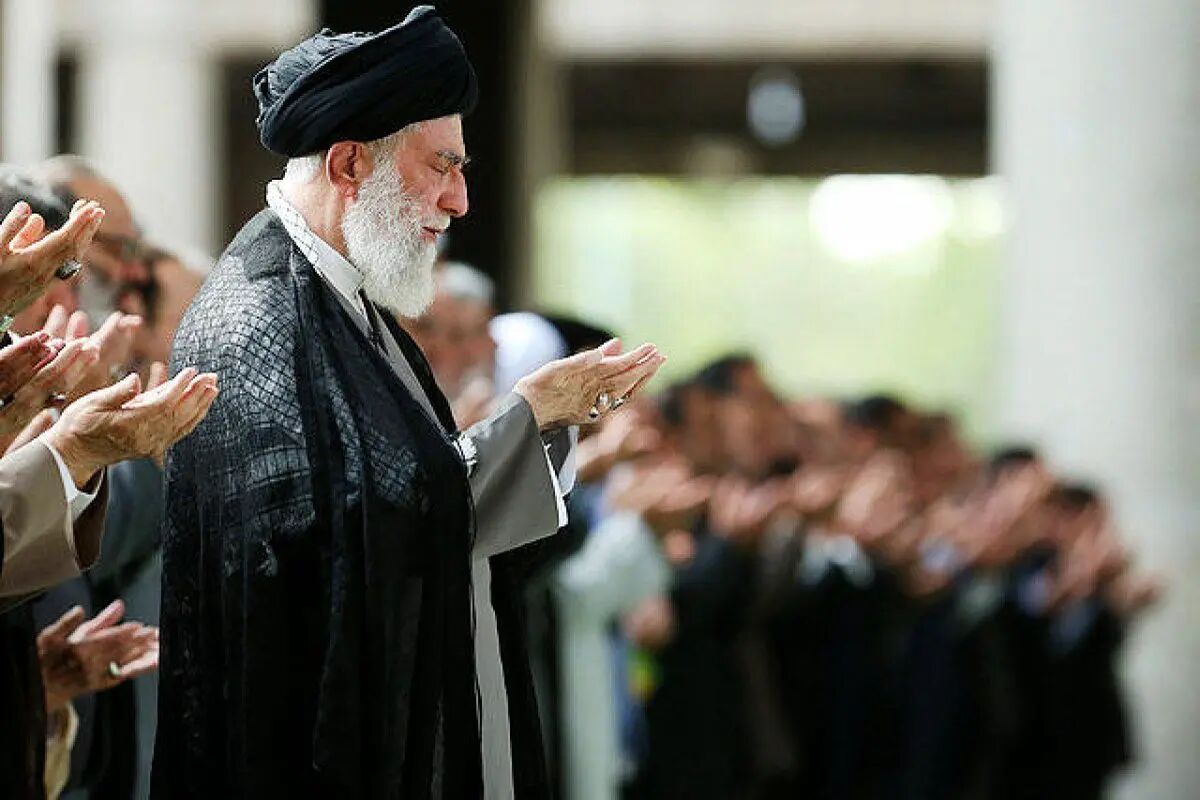زمان اقامه نماز رهبر انقلاب بر پیکرهای رئیس‌جمهور و همراهانش