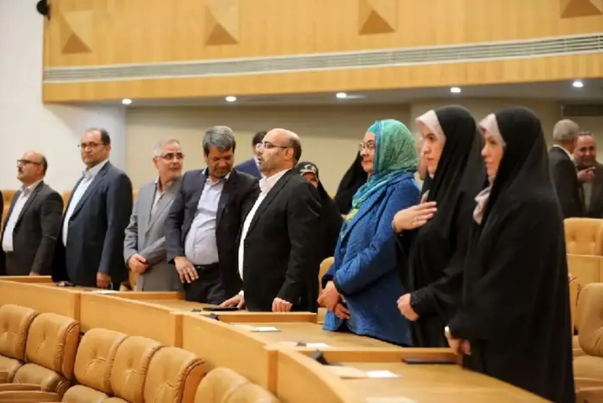 لباس متفاوت تنها نماینده زن اقلیت‌ مذهبی در مجلس