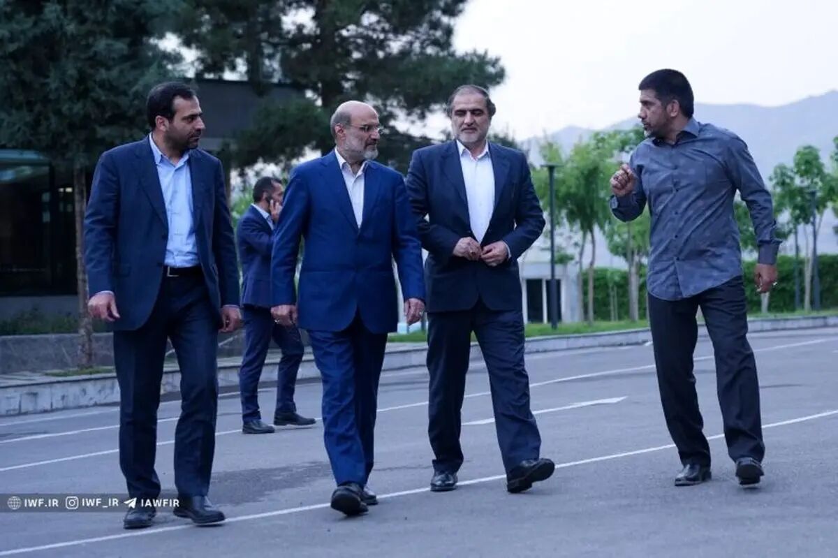 عکس| مالک استقلال در خانه کشتی چه می‌کند؟