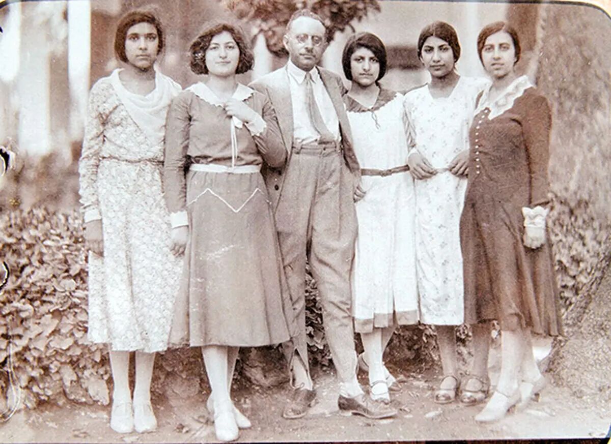 قاب تاریخ| دنیای زنان قاجار، روغن آراشيد ، کنکور سال 50 و  شهید بهشتی