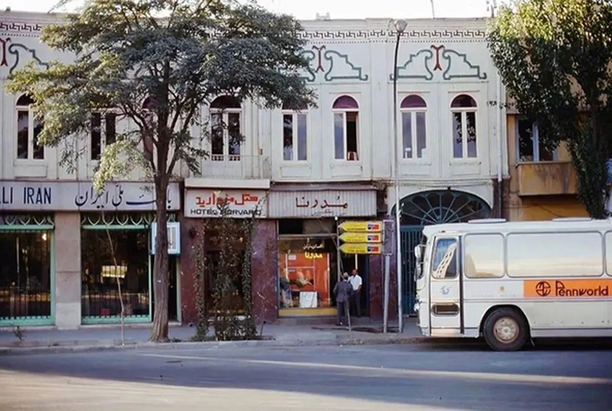 قاب تاریخ|  از تبریز دهه ۵۰ تا عکس عروسی ناصر حجازی / وانت به خط تولید رسید