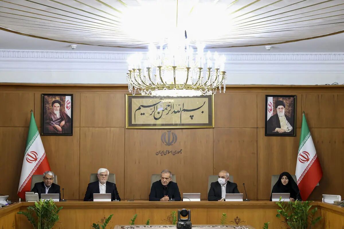 از وعده پرداخت مطالبات پرستاران و گران نشدن بنزین تا فیلترینگ و رجیستری آيفون،‌ مدیریت تنش با آمریکا و وفاق ملی