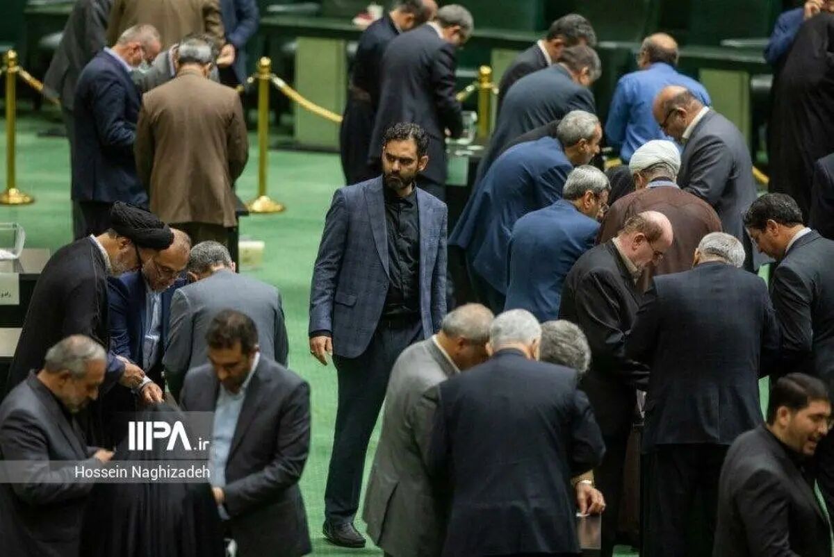 طعنه به اقدام عجیب امیرحسین ثابتی؛ بوی گند ریا می‌آید!