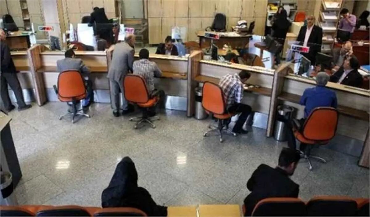 پارتی‌بازی عجیب یک بانک برای کارمندان خود + عکس