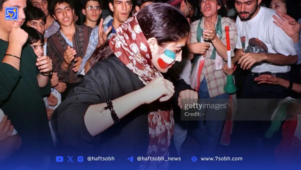 قاب تاریخ | عکس دسته‌جمعی تیم ملی با خواننده معروف، تذکر حجاب، جشن و پایکوبی در شب پیروزی مقابل آمریکا و...
